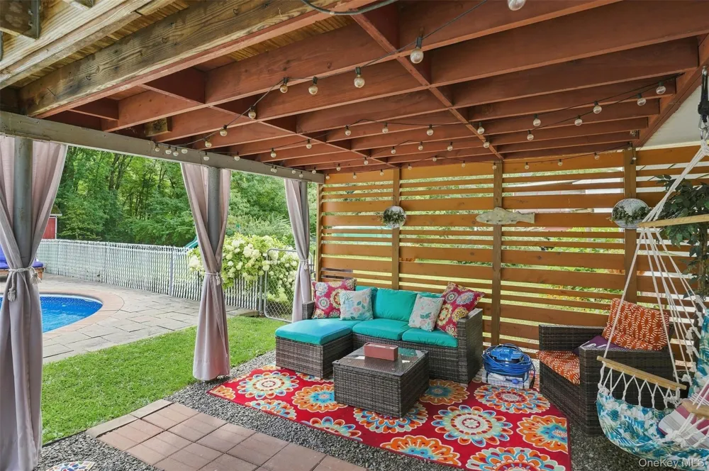 21 Smith Street Red Hook, NY 12571