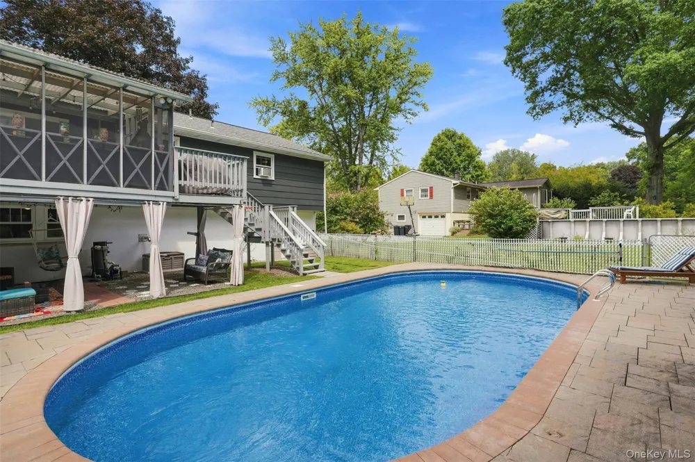 21 Smith Street Red Hook, NY 12571