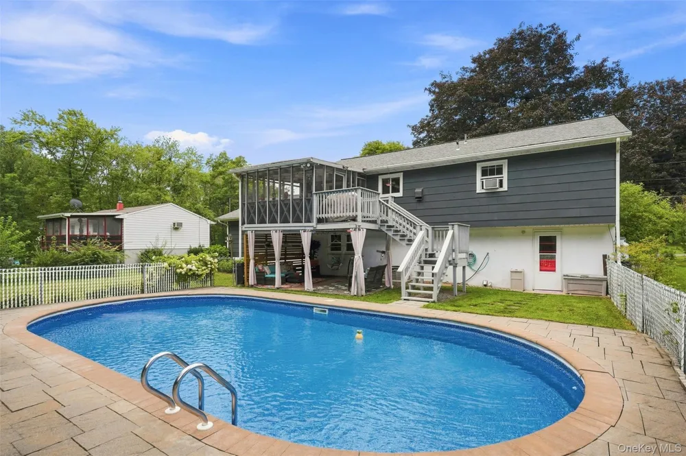 21 Smith Street Red Hook, NY 12571
