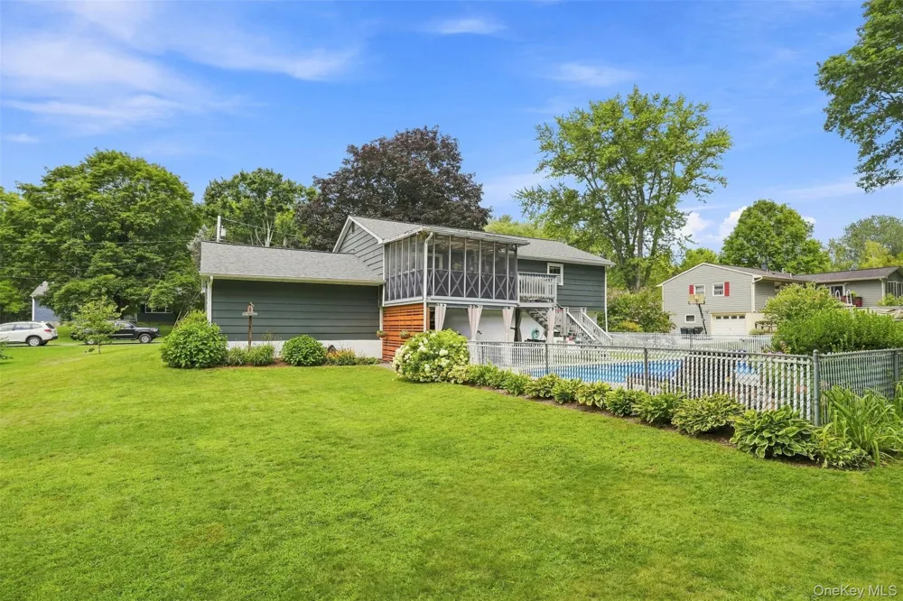 21 Smith Street Red Hook, NY 12571