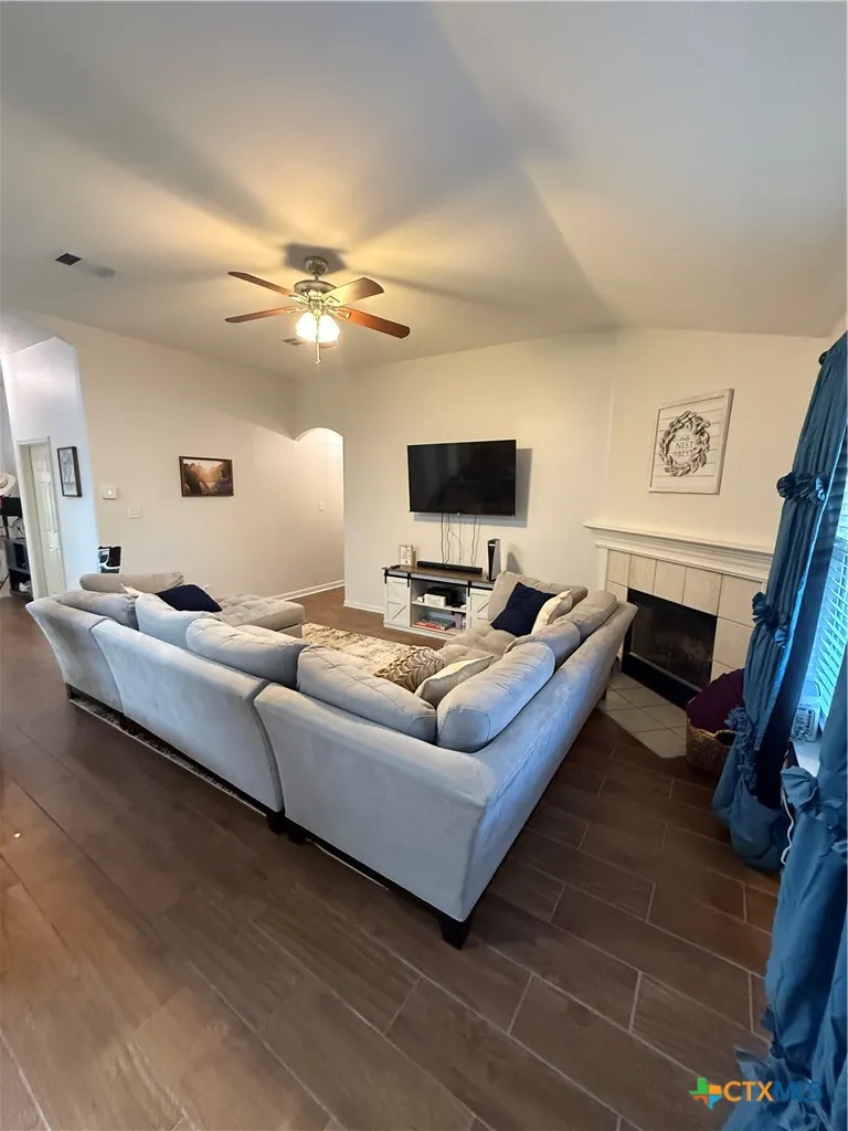 6007 Lone Star Court Hutto, TX 78634