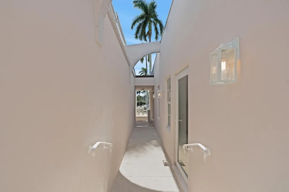 255 ROYAL POINCIANA WAY #2nd floor Palm Beach, FL 33480