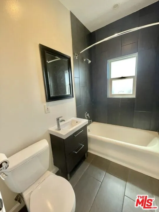 814 S Hobart Boulevard #404 Los Angeles, CA 90005
