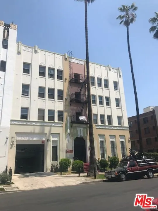 814 S Hobart Boulevard #404 Los Angeles, CA 90005