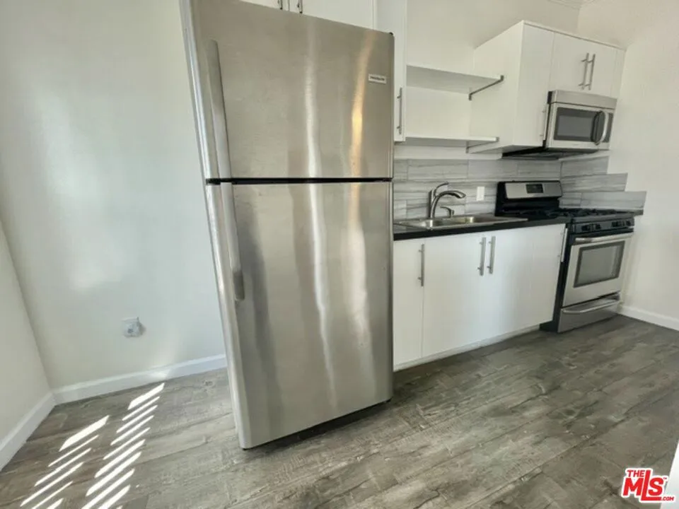 814 S Hobart Boulevard #404 Los Angeles, CA 90005