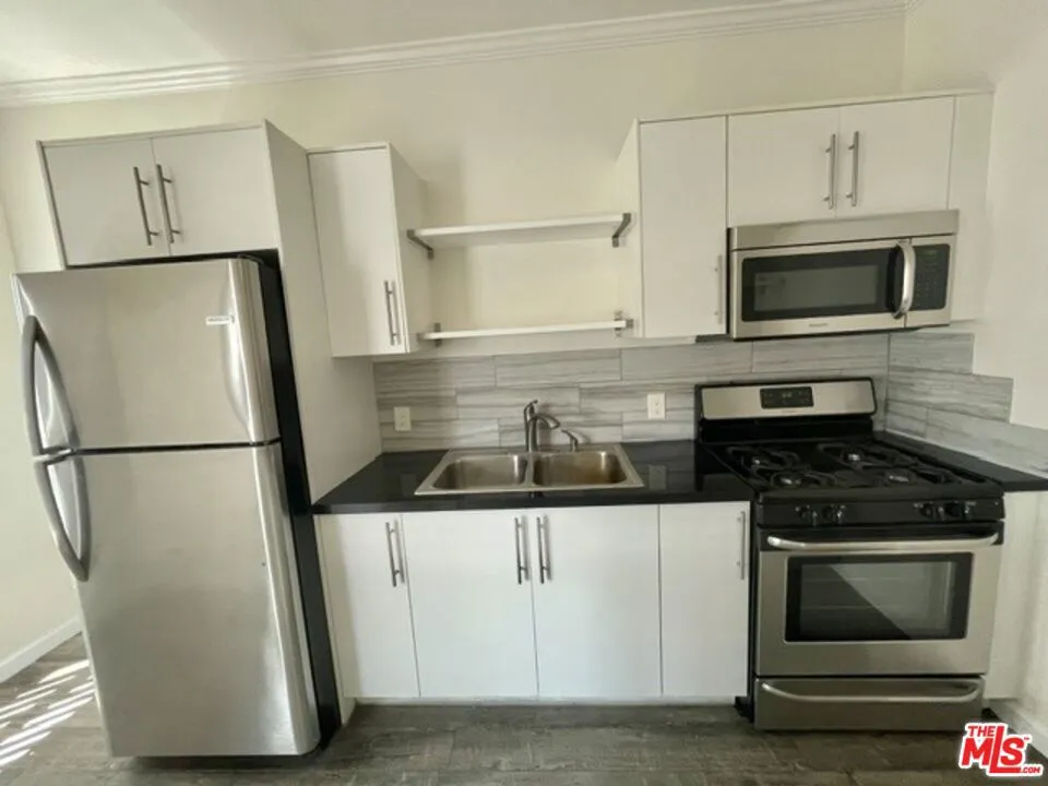 814 S Hobart Boulevard #404 Los Angeles, CA 90005