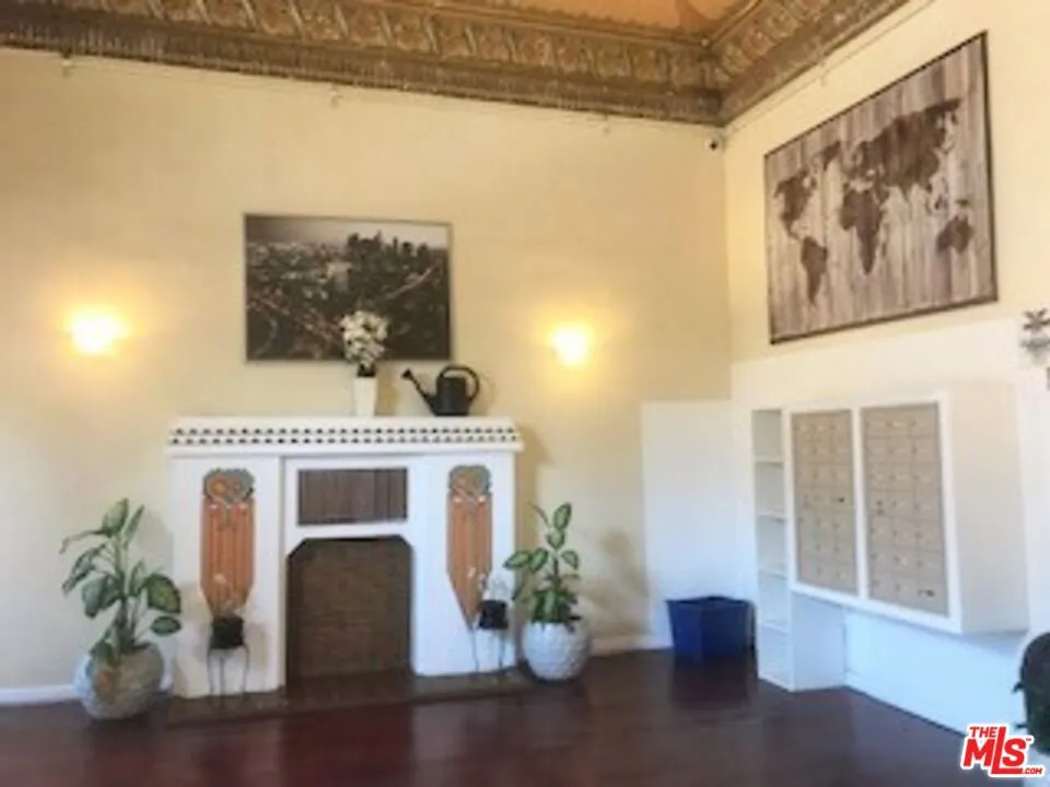 814 S Hobart Boulevard #404 Los Angeles, CA 90005