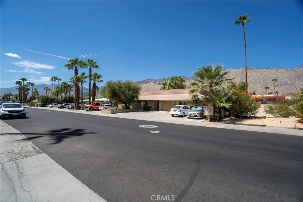 555 S Thornhill Road #4 Palm Springs, CA 92264