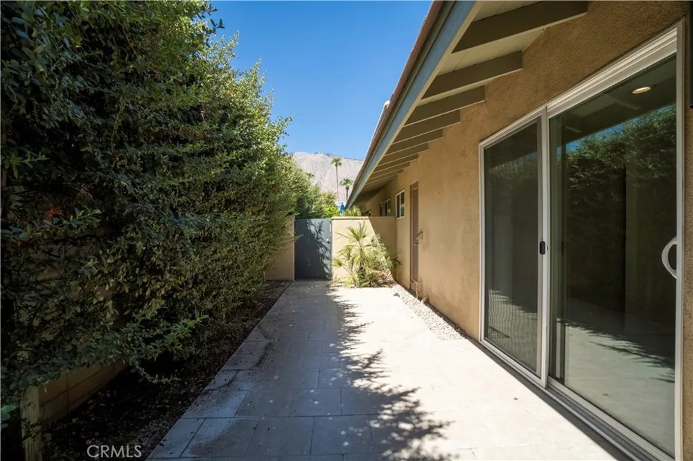 555 S Thornhill Road #4 Palm Springs, CA 92264