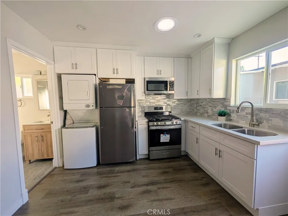 23130 Victory Woodland Hills, CA 91367