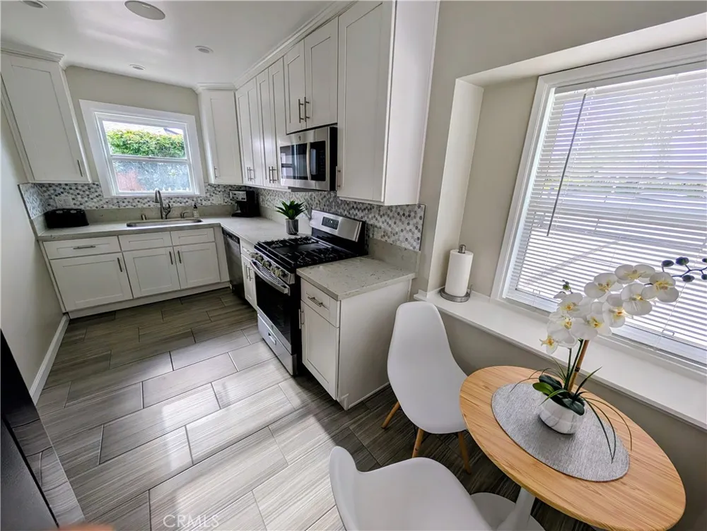 23130 Victory Woodland Hills, CA 91367
