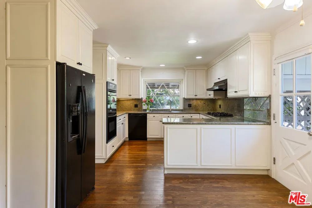 16011 Meadowcrest Road Sherman Oaks, CA 91403