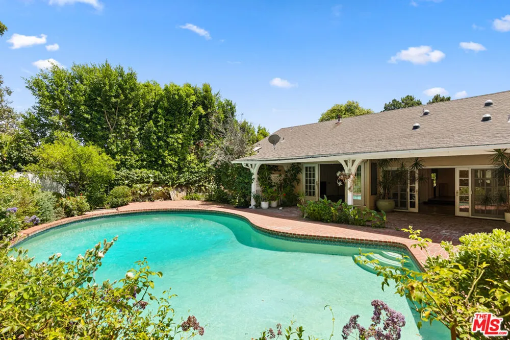 16011 Meadowcrest Road Sherman Oaks, CA 91403