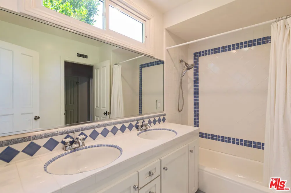 16011 Meadowcrest Road Sherman Oaks, CA 91403