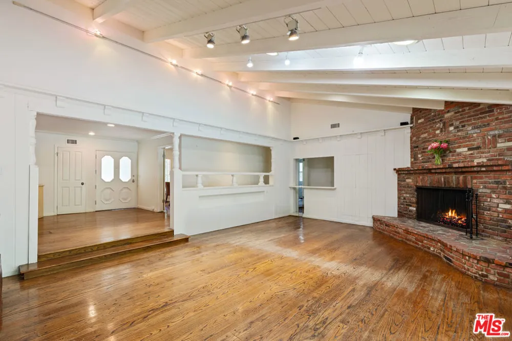 16011 Meadowcrest Road Sherman Oaks, CA 91403