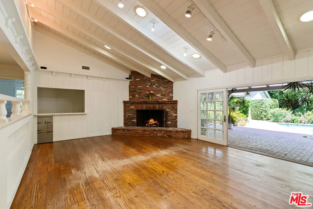16011 Meadowcrest Road Sherman Oaks, CA 91403