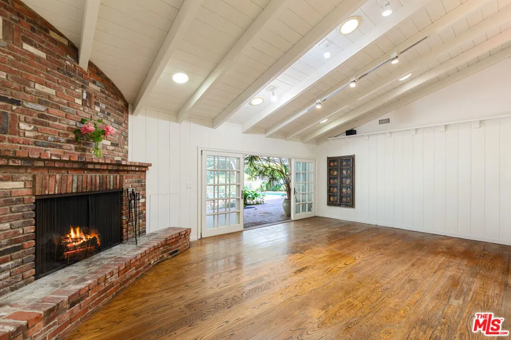 16011 Meadowcrest Road Sherman Oaks, CA 91403