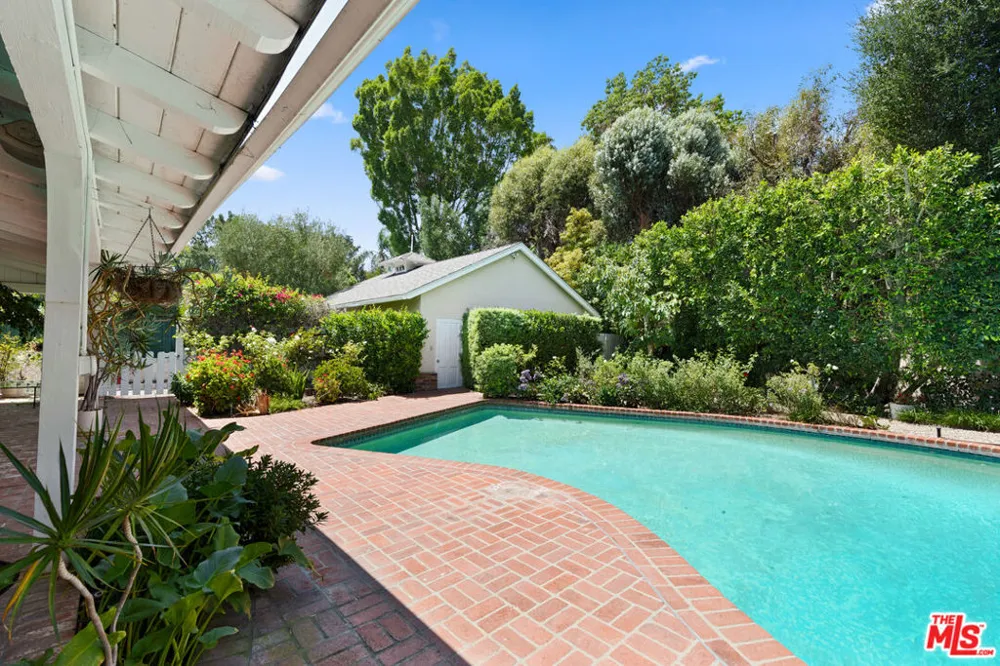 16011 Meadowcrest Road Sherman Oaks, CA 91403