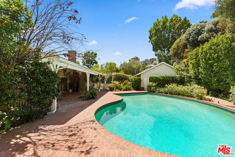 16011 Meadowcrest Road Sherman Oaks, CA 91403
