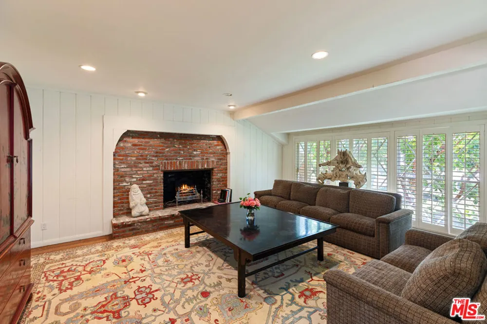 16011 Meadowcrest Road Sherman Oaks, CA 91403