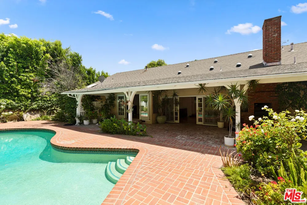 16011 Meadowcrest Road Sherman Oaks, CA 91403