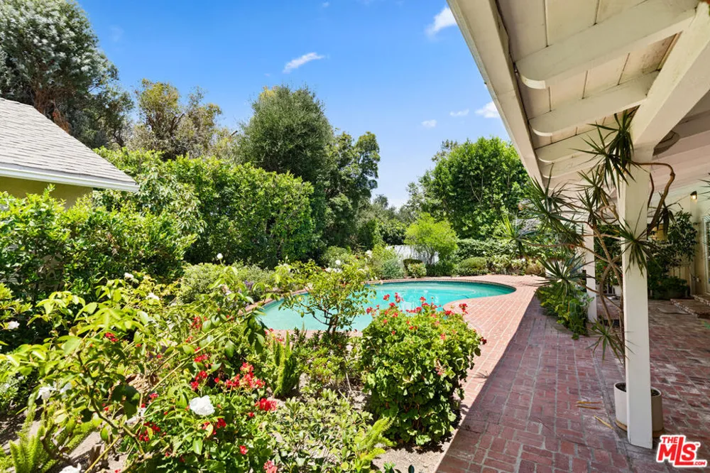 16011 Meadowcrest Road Sherman Oaks, CA 91403