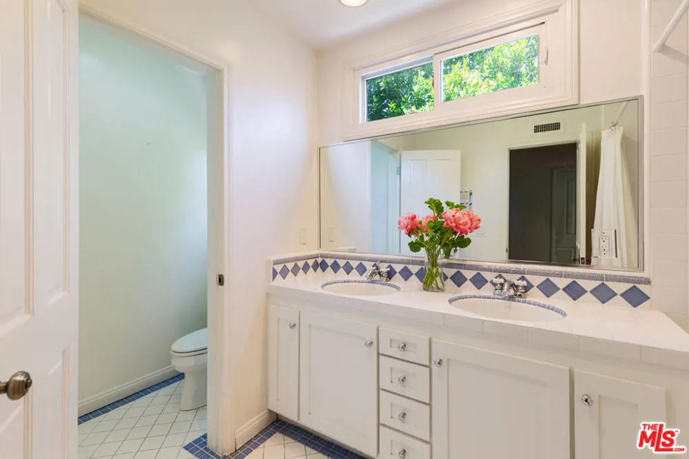 16011 Meadowcrest Road Sherman Oaks, CA 91403