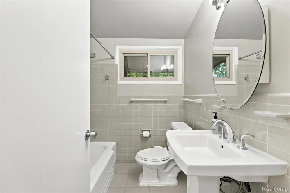 1011 Brooklawn Drive Troy City, MI 48084
