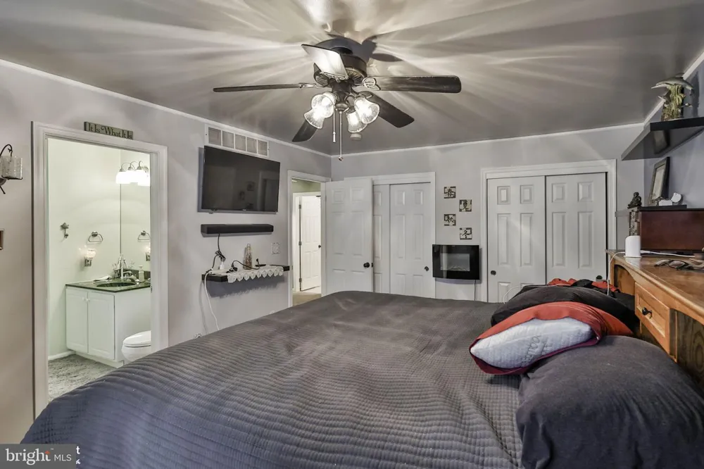 5016 FOXRUN LANE Whitehall, PA 18052