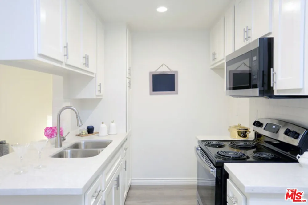 550 S Manhattan Place Los Angeles, CA 90020