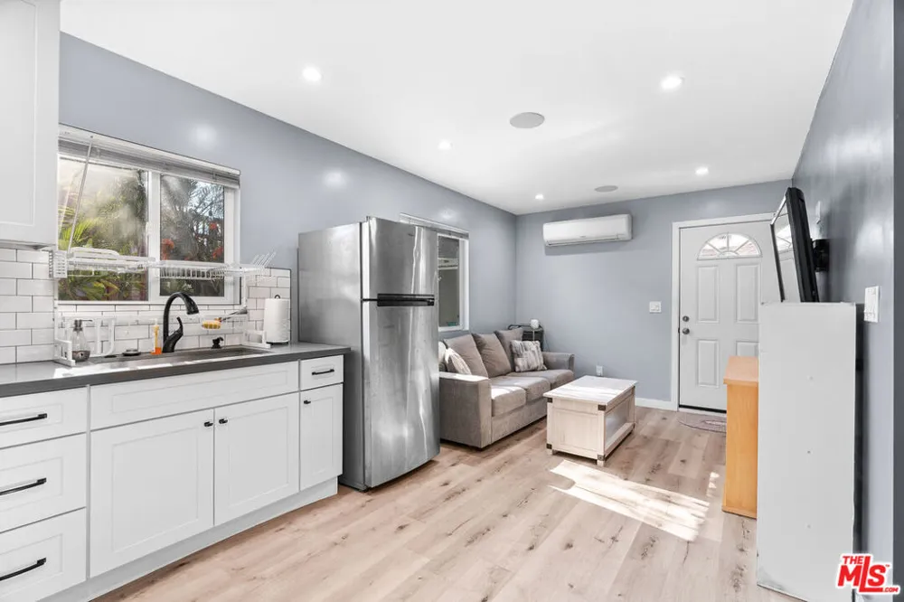7426 Caldus Avenue Los Angeles, CA 91406