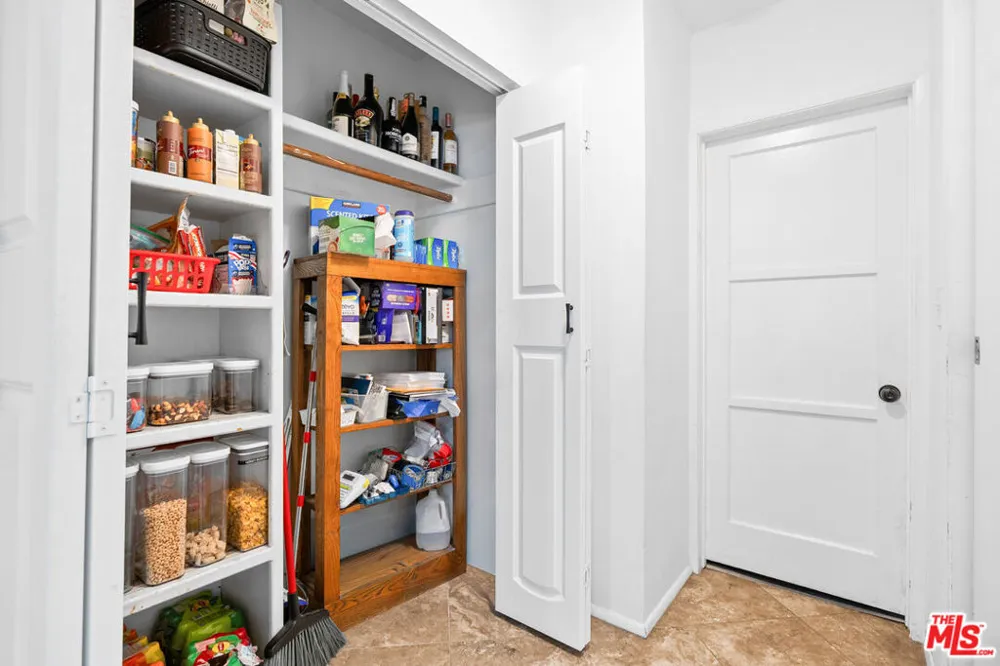 7426 Caldus Avenue Los Angeles, CA 91406