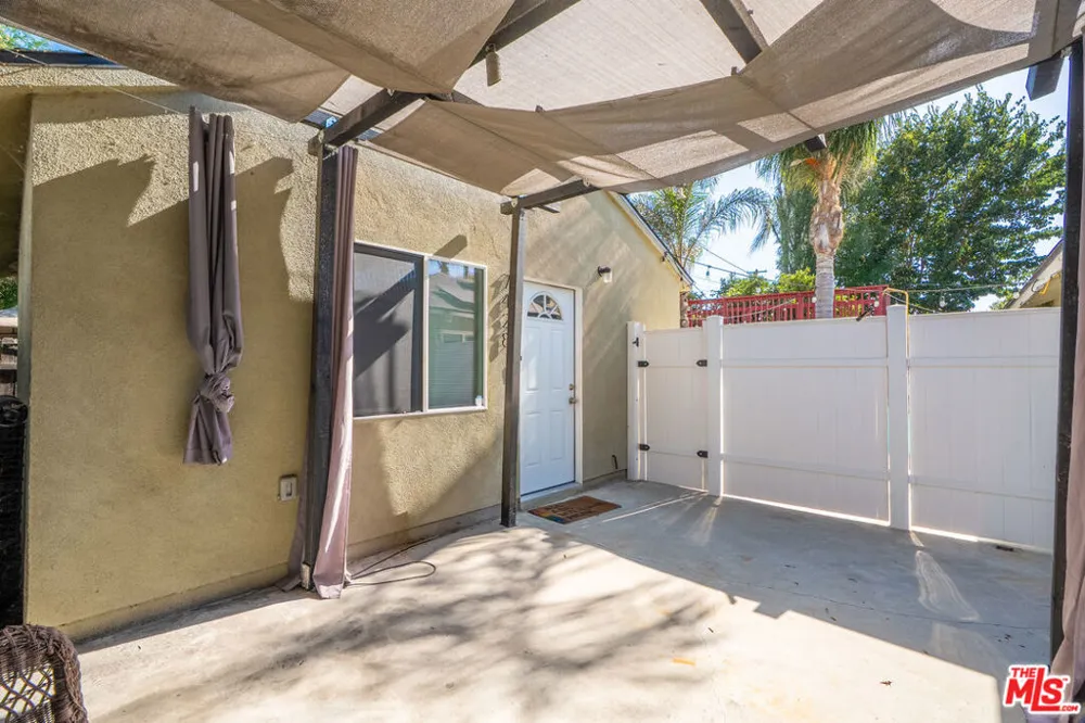 7426 Caldus Avenue Los Angeles, CA 91406