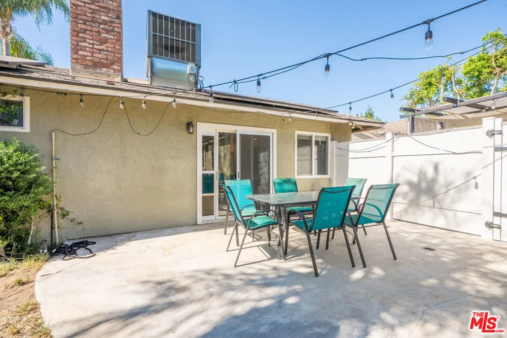 7426 Caldus Avenue Los Angeles, CA 91406
