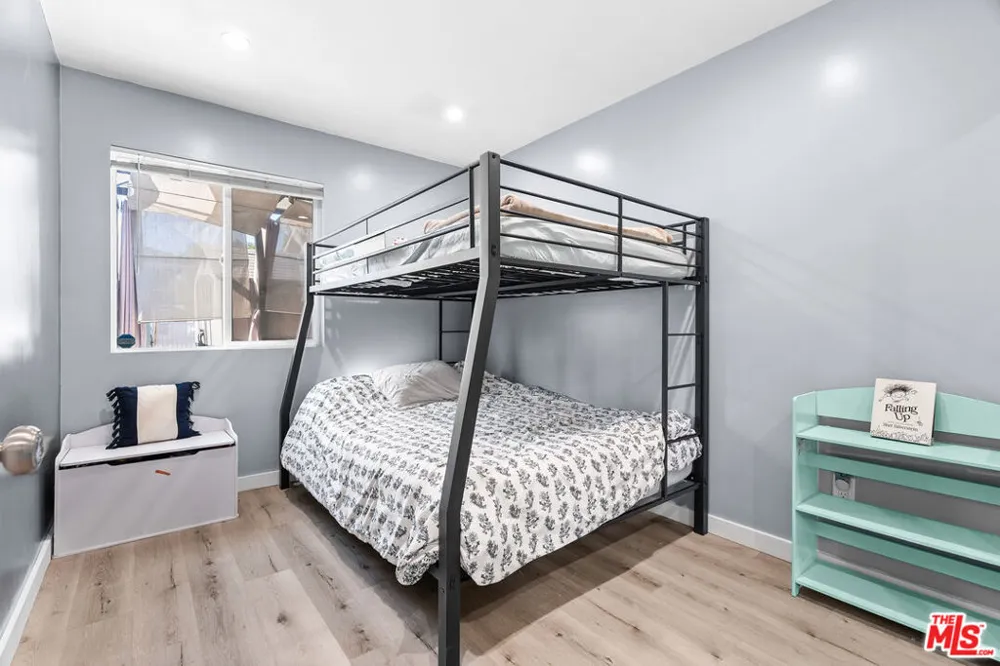 7426 Caldus Avenue Los Angeles, CA 91406