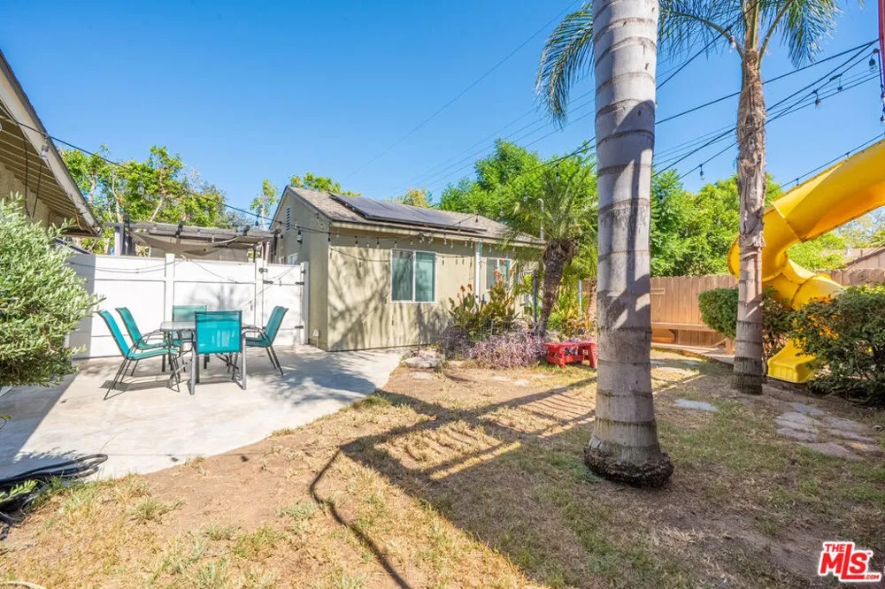 7426 Caldus Avenue Los Angeles, CA 91406