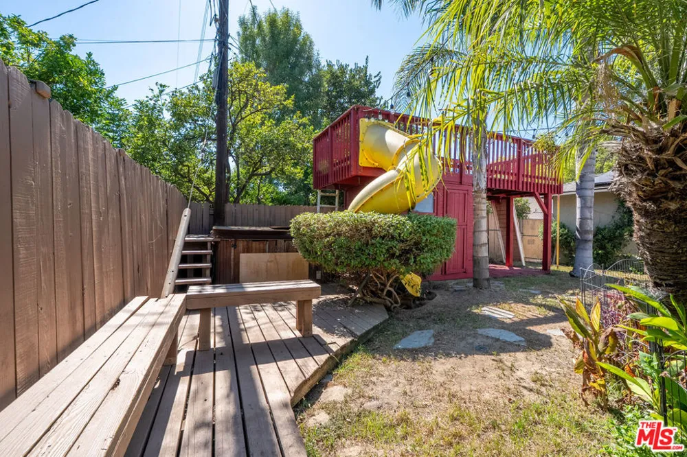 7426 Caldus Avenue Los Angeles, CA 91406
