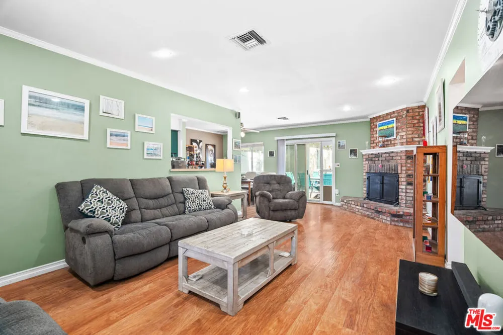 7426 Caldus Avenue Los Angeles, CA 91406