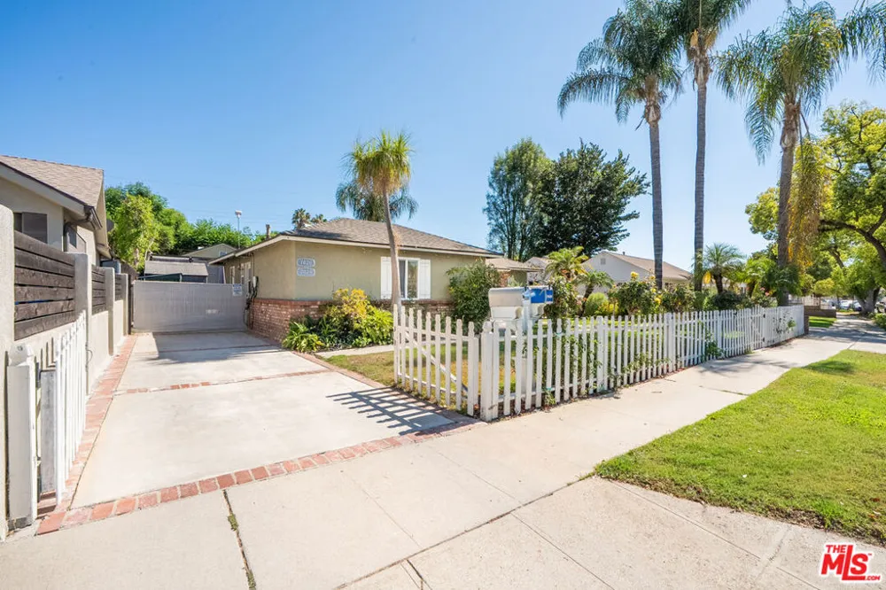 7426 Caldus Avenue Los Angeles, CA 91406