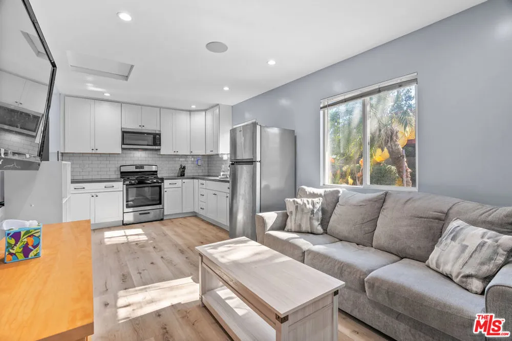7426 Caldus Avenue Los Angeles, CA 91406