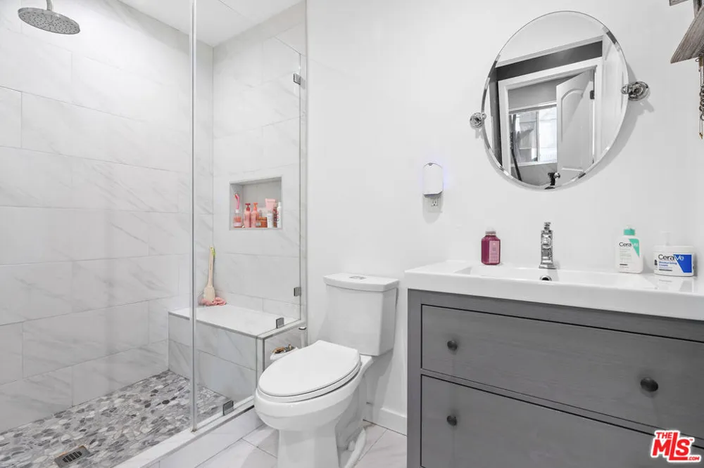7426 Caldus Avenue Los Angeles, CA 91406