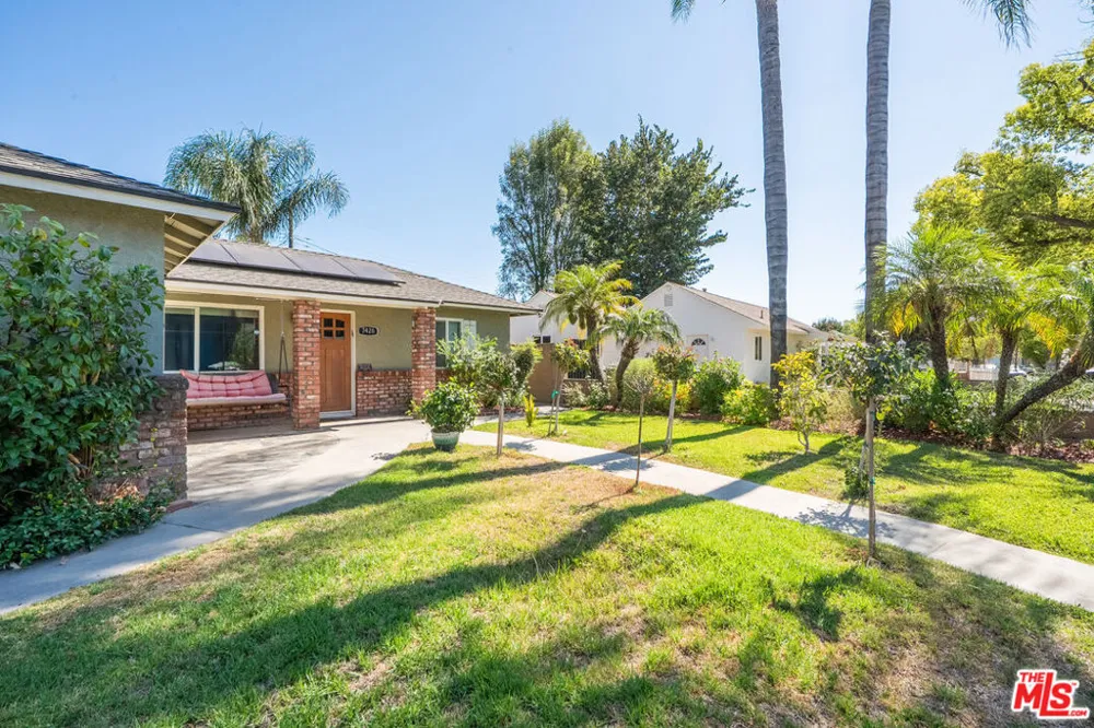 7426 Caldus Avenue Los Angeles, CA 91406