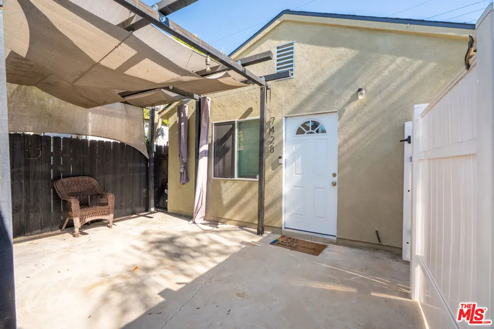 7426 Caldus Avenue Los Angeles, CA 91406