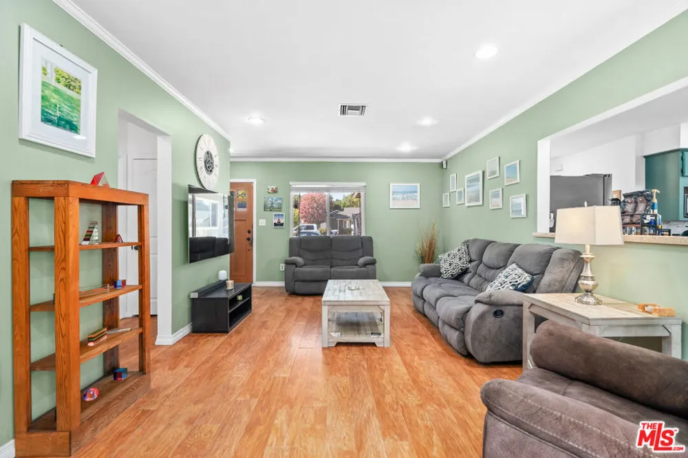 7426 Caldus Avenue Los Angeles, CA 91406