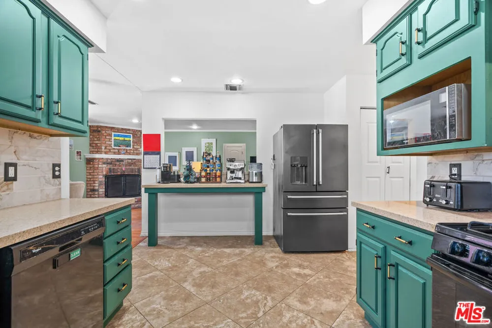 7426 Caldus Avenue Los Angeles, CA 91406