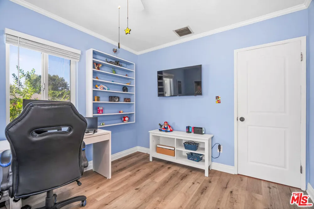 7426 Caldus Avenue Los Angeles, CA 91406