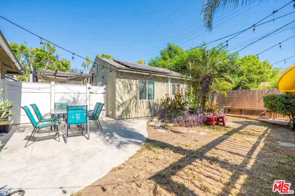 7426 Caldus Avenue Los Angeles, CA 91406