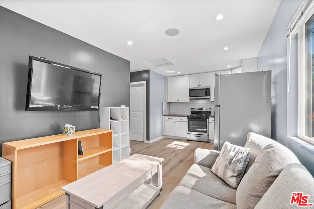 7426 Caldus Avenue Los Angeles, CA 91406