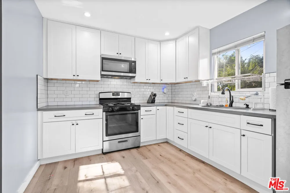 7426 Caldus Avenue Los Angeles, CA 91406