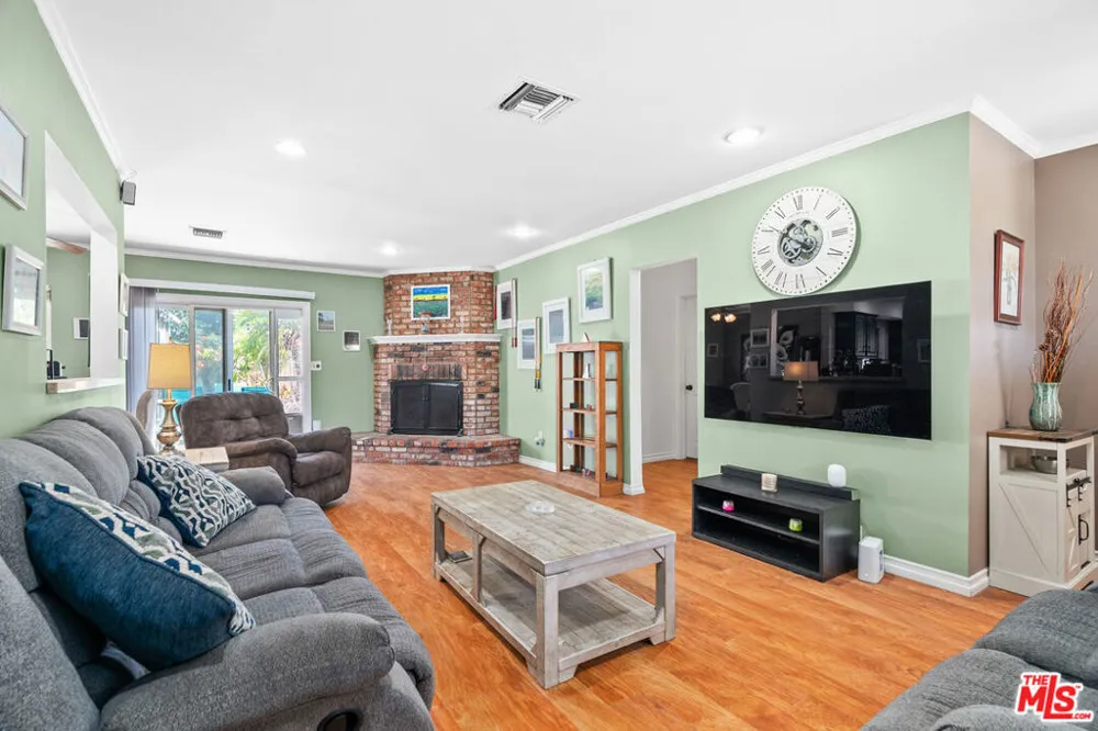7426 Caldus Avenue Los Angeles, CA 91406